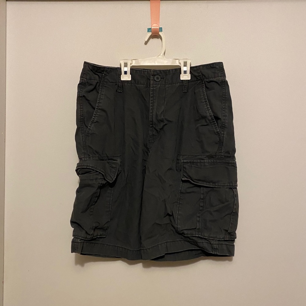 Men’s Old Navy dark gray cargo shorts...size 31